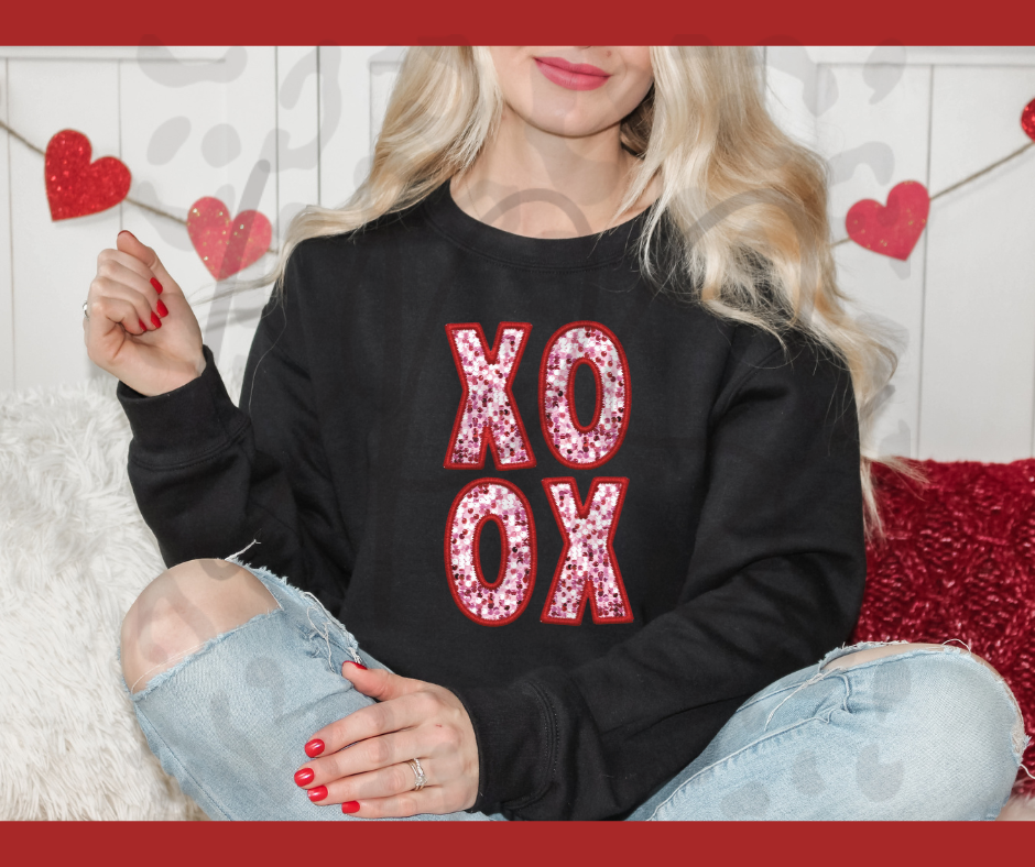 Black XOXO Crewneck – Cute Love Graphic Sweatshirt for Cozy Style